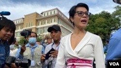 កញ្ញា សេង ច័ន្ទធារី អ្នកតស៊ូមតិ​ខ្មែរអាមេរិកាំង មកដល់តុលាការក្រុងភ្នំពេញ កាលពីព្រឹកថ្ងៃទី២៦ ខែវិច្ឆិកា ឆ្នាំ២០២០។ (អូន ឆេងប៉រ/វីអូអេ)