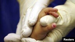 La Organización Mundial de la Salud calcula que 6.000 niñas son mutiladas genitalmente cada día.
