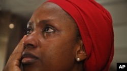 Une lycéenne pleure pour ses camarades kidnappées de l'école, à Abuja, au Nigeria, le jeudi 14 avril 2016.