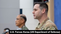 联合国军司令部、美韩联合司令部、驻韩美军司令部公关事务主任、美国陆军上校瑞安·唐纳德(右)与韩国联合参谋本部公报室室长李诚俊(左)在首尔举行联合记者会，宣布美韩将于2025年8月18日开始年度“乙支自由护盾”联合演习。(2025年8月7日)