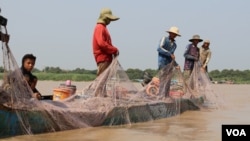 រូបឯកសារ៖ ប្រជាពលរដ្ឋនេសាទត្រីលើផ្ទៃបឹងទន្លេសាប ក្នុងតំបន់ឆ្នុកទ្រូ ស្រុកបរិបូរណ៍ ខេត្តកំពង់ឆ្នាំង កាលពីខែមីនា ឆ្នាំ២០២០។ (ស៊ុន ណារិន/វីអូអេ)