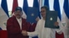 El presidente de Honduras Juan Orlando Hernández y el presidente de Nicaragua, Daniel Ortega, firman el Tratado de Integración del Bicentenario junto a la vicepresidenta de Nicaragua y la primera dama Rosario Murillo en Managua, el 27 de octubre de 2021.