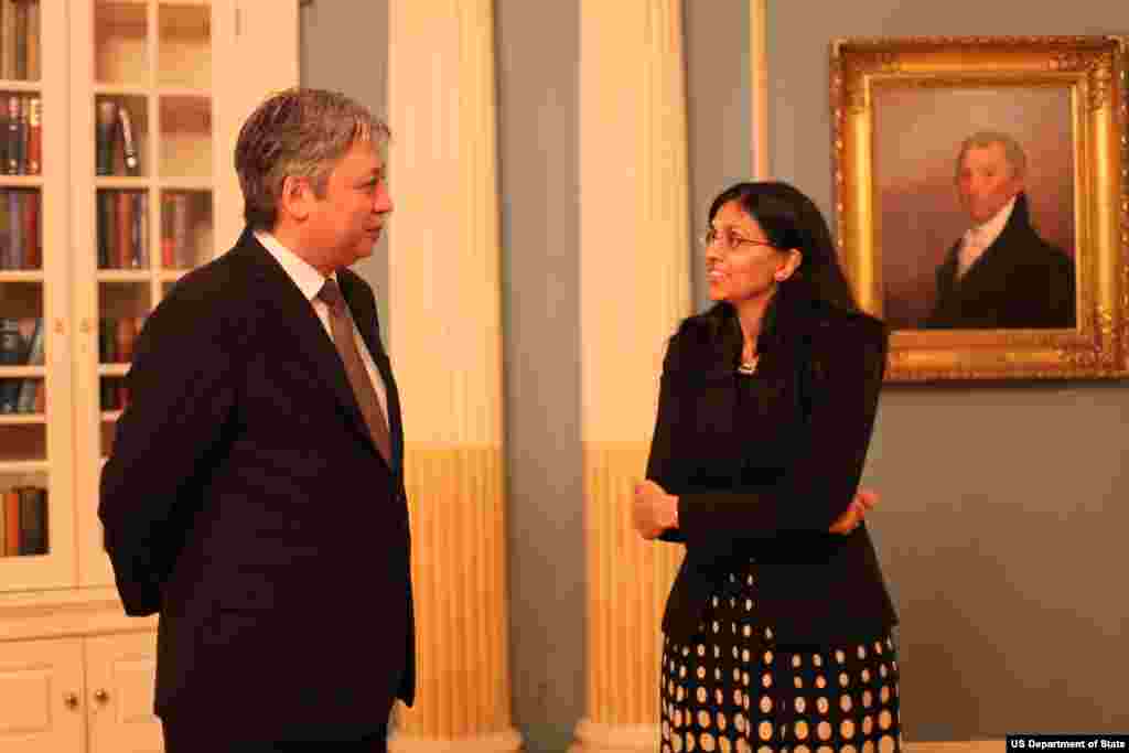 Qirg'ziston Tashqi ishlar vaziri Erlan Abdildayev AQSh Davlat kotibining Janubiy va Markaziy Osiyo bo'yicha muovini Nisha Bisvol bilan, Davlat departamenti, Vashington, 9-aprel, 2015