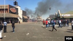 Protests are set to return to streets of Harare over proposed bondnotes following the expiration of a police month-long ban of demonstrations, Harare, Zimbabwe, Aug. 26, 2016. (S. Mhofu). Since July, Zimbabweans have been protesting against human rights a