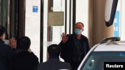 El equipo de la OMS que investigará el origen de la pandemia de COVID-19 finaliza una cuarentena de dos semanas en la ciudad de Wuhan, China, el 28 de enero de 2021.