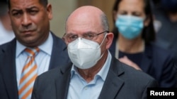 El director financiero de la Organización Trump, Allen Weisselberg, sale después de su audiencia de lectura de cargos en la Corte Suprema del Estado de Nueva York en Manhattan, Nueva York, el 1 de julio de 2021.