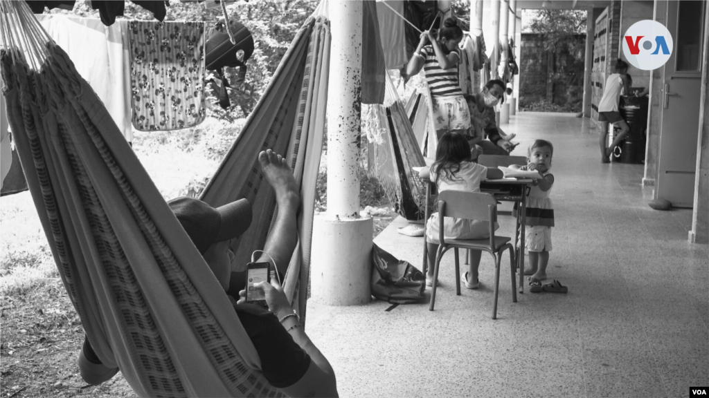 Muchas de las personas que abandonaron su hogar en Venezuela cruzaron la frontera por trochas y ríos, dejando atrás sus pertenencias. 