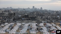 加沙地區流離失所的巴勒斯坦人搭建了帳篷營地。 (照片來源：美聯社)