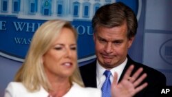 Sekretarka za unutrašnju bezbednost Kirsten Nilsen i direktor FBI Kristofer Rej