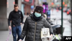 Watu waendelea kuvaa maski katika mitaa ya New York kujilinda na kusambaza virusi vya corona pamoja na kuambukizwa. Picha hii ilichukuliwa Aprili 03, 2020.