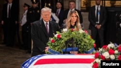 ԱՄՆ նորընտիր նախագահ Դոնալդ Թրամփն ու ապագա առաջին տիկին Մելանյա Թրամփը հարգանքի տուրք են մատուցում նախկին նախագահ Ջիմի Քարթերի հիշատակին։ Կապիտոլիում, Վաշինգտոն, հունվարի 8, 2025թ․։