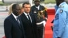 Le président ivoirien Alassane Ouattara (à g.) accueille son homologue français Emmanuel Macron à son arrivée à Abidjan, Côte d'Ivoire, le vendredi 20 décembre 2019. (AP Photo/Diomande Ble Blonde)