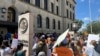 ARCHIVO - Opositores a una manifestación sobre la ley de inmigración de Iowa frente al tribunal federal el lunes 10 de junio de 2024, en el centro de Des Moines, Iowa.