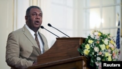 លោក Mangala Samaraweera រដ្ឋ​មន្រ្តី​ការបរទេស​ស្រីលង្កា​ថ្លែង​ក្នុង​សន្និសីទ​កាសែត​មួយ​នៅ​ក្រសួង​ការបរទេស​ក្នុង​ក្រុង​កូឡុំបូ (Colombo) ប្រទេស​ស្រីលង្កា កាលពី​ខែឧសភា ឆ្នាំ២០១៥។