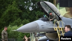 Винищувач General Dynamics F-16 Fighting Falcon ВПС США перед відкриттям Міжнародної аерокосмічної виставки ILA на виставковому майданчику Berlin ExpoCenter Airport поблизу аеропорту у Берліні, Німеччина, 4 червня 2024 р. REUTERS/Annegret Hilse
