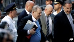 Harvey Weinstein llega a un precinto policial para entregarse a las autoridades de Nueva York el viernes 25 de mayo.