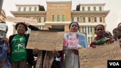 A group of supporters called for the release of Rath Rott Mony, an RT fixer, in front of the Phnom Penh Municipal Court, Phnom Penh, Cambodia, May 30, 2019. (Hul Reaksmey/VOA Khmer)