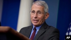 លោក​វេជ្ជបណ្ឌិត Anthony Fauci ថ្លែង​នៅ​ក្នុង​សន្និសីទ​កាសែត​សង្ខេប​ស្តីពី​ក្រុម​ការងារ​ប្រយុទ្ធប្រឆាំង​នឹង​មេរោគ​កូរ៉ូណា នៅ​សេតវិមាន កាលពី​ថ្ងៃទី១០ ខែមេសា ឆ្នាំ២០២០។