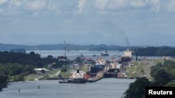 ARCHIVO - Buques de carga transitan por las esclusas de Agua Clara en el Canal de Panamá, en Colón, en las afueras de la Ciudad de Panamá, Panamá, el 3 de mayo de 2024.
