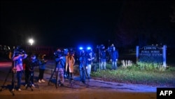 Agentes del orden en Schemengees Bar and Grille después de un tiroteo en Lewiston, Maine, el viernes 27 de octubre de 2023. El sospechoso, Robert Card, fue encontrado muerto. (Foto AP/Matt Rourke)