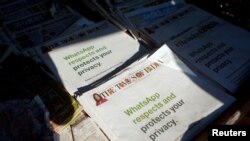 Un anuncio de WhatsApp se ve en las portadas de los periódicos en un puesto en Mumbai, India, el 13 de enero de 2021.