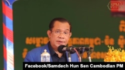 រូបឯកសារ៖ លោកនាយករដ្ឋមន្ត្រី ហ៊ុន សែន ថ្លែងនៅក្នុងពិធីសម្ពោធស្ពានស្ទឹងត្រង់ឆ្លងកាត់ទន្លេមេគង្គ កាលពីថ្ងៃទី២៣ ខែវិច្ឆិកា ឆ្នាំ២០២១។ (ហ្វេសប៊ុក/ទំព័រលោកនាយករដ្ឋមន្ត្រី ហ៊ុន សែន)