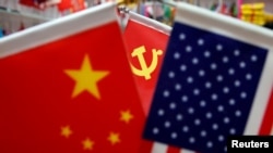 资料照：浙江省一个商场里展示的美国国旗、中国国旗和中共党旗。