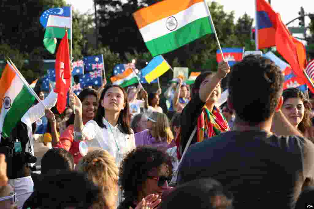 យុវតី​នៃ​ក្រុម Dementia Care Companion ​ពី​ក្រុង​ហុងកុង​ កាន់​ទង់ជាតិ​ហុងកុង​ ក្នុង​ពេល​​​ចូល​រួម​ការ​ដង្ហែ​ទង់​ជាតិ​​នៅ​ថ្ងៃ​ចុង​ក្រោយ​នៃ​​ការ​ប្រកួត​ផ្តាច់​ព្រ័ត្រ​ Technovation Challenge World Pitch Summit នៅ​ទី​ស្នាក់ការ​កណ្តាល​ក្រុមហ៊ុន Google នៅ​ក្រុង Mountain View រដ្ឋ​កាលីហ្វរញ៉ា សហរដ្ឋ​អាមេរិក កណ្តាល​តំបន់​បច្ចេកវិទ្យា Silicon Valley កាល​ពី​ថ្ងៃ​​ព្រហស្បតិ៍​ ទី​​០៩ ខែ​សីហា ឆ្នាំ​២០១៧។ (សឹង សុផាត/VOA)