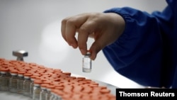 Un trabajador realiza un control de calidad en las instalaciones del fabricante chino de vacunas Sinovac Biotech, que desarrolla una vacuna experimental contra el COVID-19, en Pekín, el 24 de septiembre de 2020.