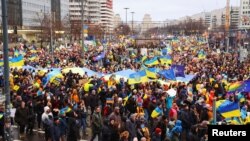 Protest u Berlinu povodom prve godišnjice ruske invazije na Ukrajinu, 24. februara 2023. REUTERS/Fabrizio Bensch