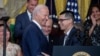 Javier Quiroz (kanan), migran yang memperoleh izin tinggal di AS melalui program DACA, memperkenalkan Presiden AS Joe Biden dalam sebuah acara di Gedung Putih, Washington, pada 18 Juni 2024. (Foto: Reuters/Anna Rose Layden)