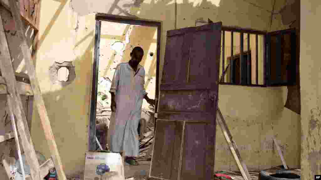 Wani mutum yana duba wani gidan da ya lalace a sanadiyyar rokokin da 'yan Boko Haram suka cilla kan garin Maiduguri a ranar asabar da daddare. Ran lahadi ma, bam ya fashe a kasuwar Kwastam ya raunata mutane hudu, kwana guda bayan da bam ya tashi cikin wani Masallaci ya kashe mutane masu yawan gaske a garin na Maiduguri.