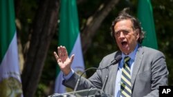 El exgobernador de Nuevo México, Bill Richardson, tiene previsto viajar a Venezuela para reunirse con el gobierno en disputa de Nicolás Maduro, dijo en su cuenta de Twitter el lunes 13 de julio de 2020.