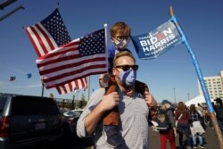 Partidarios del candidato presidencial demócrata de EE.UU., Joe Biden, celebran Wilmington, Delaware, el sábado 7 de noviembre de 2020.