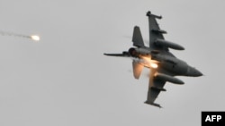 台湾空军飞行员驾驶美制F-16V战机参加年度汉光军演。（2021年7月16日）