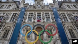 حلقه‌های المپیک در مقابل تالار شهر پاریس (آرشیو)