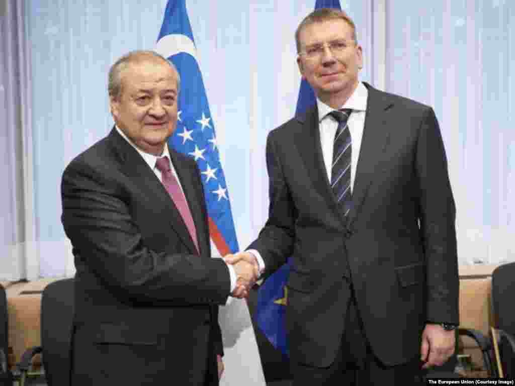 O'zbekiston Tashqi ishlar vaziri Abdulaziz Komilov va hozirda Yevropa Ittifoqiga raislik qilayotgan Latviya Tashqi ishlar vaziri Edgars Rinkeviks, Brussel, 18-may, 2015