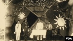 1924年6月16日黄埔开学典礼当天孙中山、宋庆龄、蒋介石等人合影 (VOA视频截图)