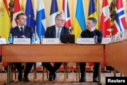 ปธน.เอ็มมานูเอล มาคร็อง แห่งฝรั่งเศส ร่วมนั่งหัวโต๊ะการประชุมสุดยอดผู้นำยุโรปกับนายกฯ เคียร์ สตาร์เมอร์ แห่งอังกฤษ และปธน.โวโลดิเมียร์ เซเลนสกี แห่งยูเครน ที่แลนคาสเตอร์เฮาส์ ในกรุงลอนดอน เมื่อ 2 มี.ค. 2568