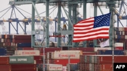 لاس اینجلس کی بندرگاہ پر چین سے آنے والا تجارتی سامان اتارا جا رہا ہے۔ فائل فوٹو