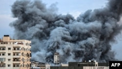 Dim iznad Gaza Sitija nakon izraelskog vazdušnog udara (Foto: MAHMUD HAMS / AFP)