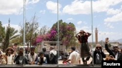 بستگان زندانیانی که به طور یک‌جانبه توسط عربستان سعودی آزاد شده‌اند، روز ۲۸ فروردین در صنعا منتظر هستند که آنها با هواپیمای کمیته بین‌المللی صلیب سرخ به فرودگاه صنعا منتقل شوند