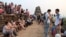 Tourists flock to take pictures as the sun set on Phnom Bakheng temple in Siem Reap, Cambodia, March 21, 2015. (Nov Povleakhena/VOA Khmer)