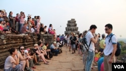 រូបឯកសារ៖ ភ្ញៀវ​ទេសចរ​ជាតិ​និង​អន្តរជាតិ​ថត​រូប​ទេស​ភាព​ថ្ងៃ​លិច​នៅ​លើ​កំពូល​ប្រាសាទ​ភ្នំ​បាក់ខែង​ ខេត្ត​សៀមរាប កាល​ពី​ល្ងាច​ថ្ងៃ​ទី​២១​ ខែ​មីនា​ ឆ្នាំ​២០១៥។ (នូវ​ ពៅ​លក្ខិណា​/VOA)