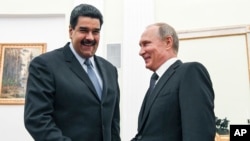 Le président russe Vladimir Poutine, à droite, reçoit son homologue vénézuélien, Nicolas Maduro, au Kremlin, Moscou, 4 octobre 2017.
