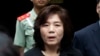 ARCHIVO - Choe Son Hui, entonces subdirectora general del Departamento para Asuntos Relacionados con EEEUU, perteneciente al Ministerio del Exterior de Corea del Norte, hace declaraciones a periodistas afuera de la embajada norcoraena en Beijing, China, el 23 de junio de 2016.