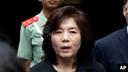 ARCHIVO - Choe Son Hui, entonces subdirectora general del Departamento para Asuntos Relacionados con EEEUU, perteneciente al Ministerio del Exterior de Corea del Norte, hace declaraciones a periodistas afuera de la embajada norcoraena en Beijing, China, el 23 de junio de 2016.
