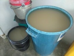 Ciudadanos de Maracaibo, estado Zulia, recolectan agua en envases por la falta del servicio. Junio, 2020. Foto: Cortesía.