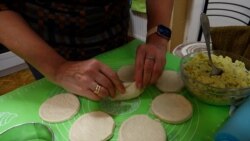 Piroške i tople prostirke za ukrajinske borce na frontu