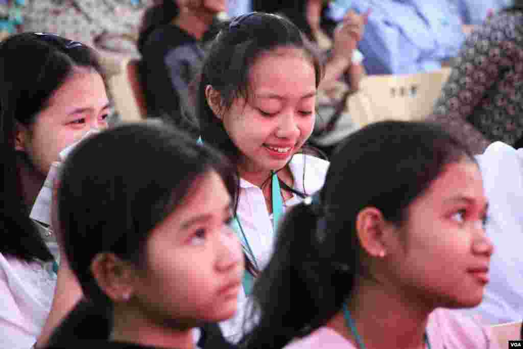 យុវតី​នៃ​ក្រុម Dementia Care Companion ដែល​អង្គុយ​នៅ​ពី​ក្រោយ​កុមារី​​កម្ពុជា ស្រក់​ទឹក​ផ្នែក​ក្រោយ​ពី​​កម្មវិធី​ app របស់​ពួក​គេ​បាន​ឈ្នះ​រង្វាន់​ធំ​សម្រាប់​កុមារី​និង​យុវតី​អាយុ​១០​ទៅ​១៥​ឆ្នាំ នៅ​ក្នុង​​​​​ការ​ប្រកួត​ផ្តាច់​ព្រ័ត្រ​ Technovation Challenge World Pitch Summit នៅ​ទី​ស្នាក់ការ​កណ្តាល​ក្រុមហ៊ុន Google នៅ​ក្រុង Mountain View រដ្ឋ​កាលីហ្វរញ៉ា សហរដ្ឋ​អាមេរិក កណ្តាល​តំបន់​បច្ចេកវិទ្យា Silicon Valley កាល​ពី​ថ្ងៃ​ព្រហស្បតិ៍​ ​ទី​១០ ខែ​សីហា ឆ្នាំ​២០១៧។ (សឹង សុផាត/VOA)